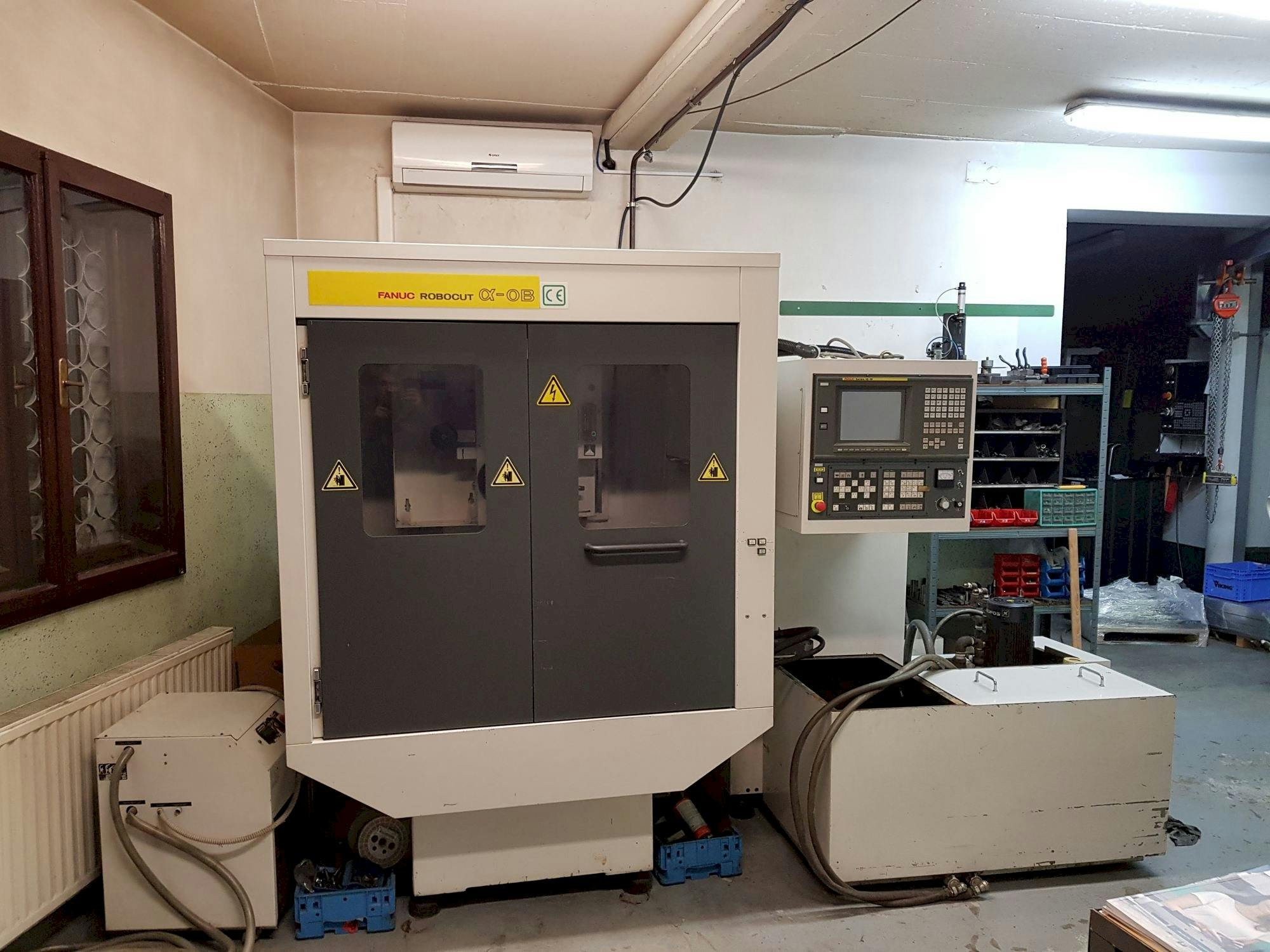 Prikaz  stroja FANUC Robocut ALPHA- 0B  sprijeda