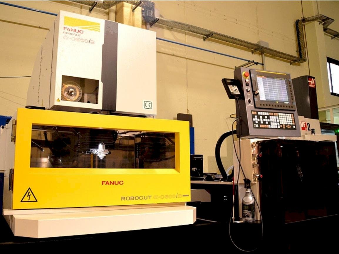 Prikaz  stroja FANUC Robocut Alpha-CiB  sprijeda