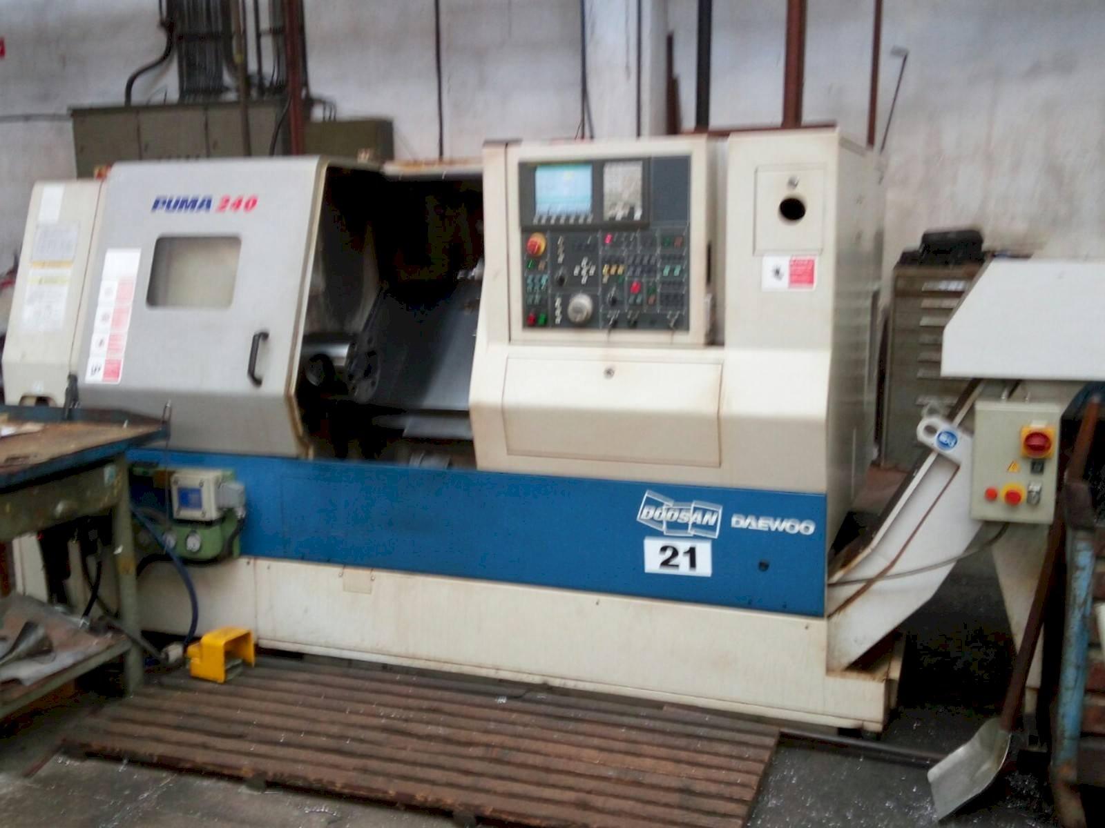 Prikaz  stroja Doosan Puma 240B  sprijeda