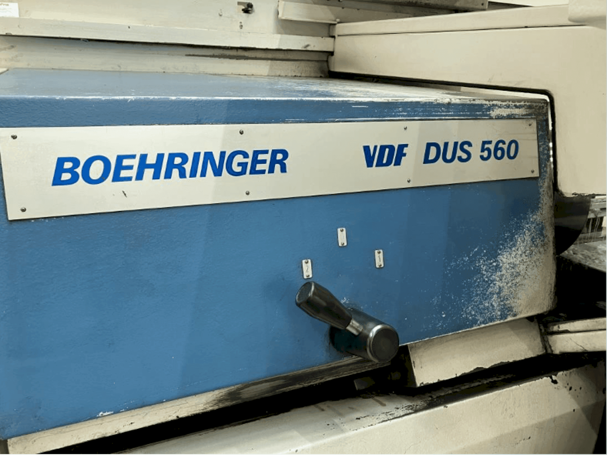 Prikaz  stroja BOEHRINGER VDF DUS 560  sprijeda