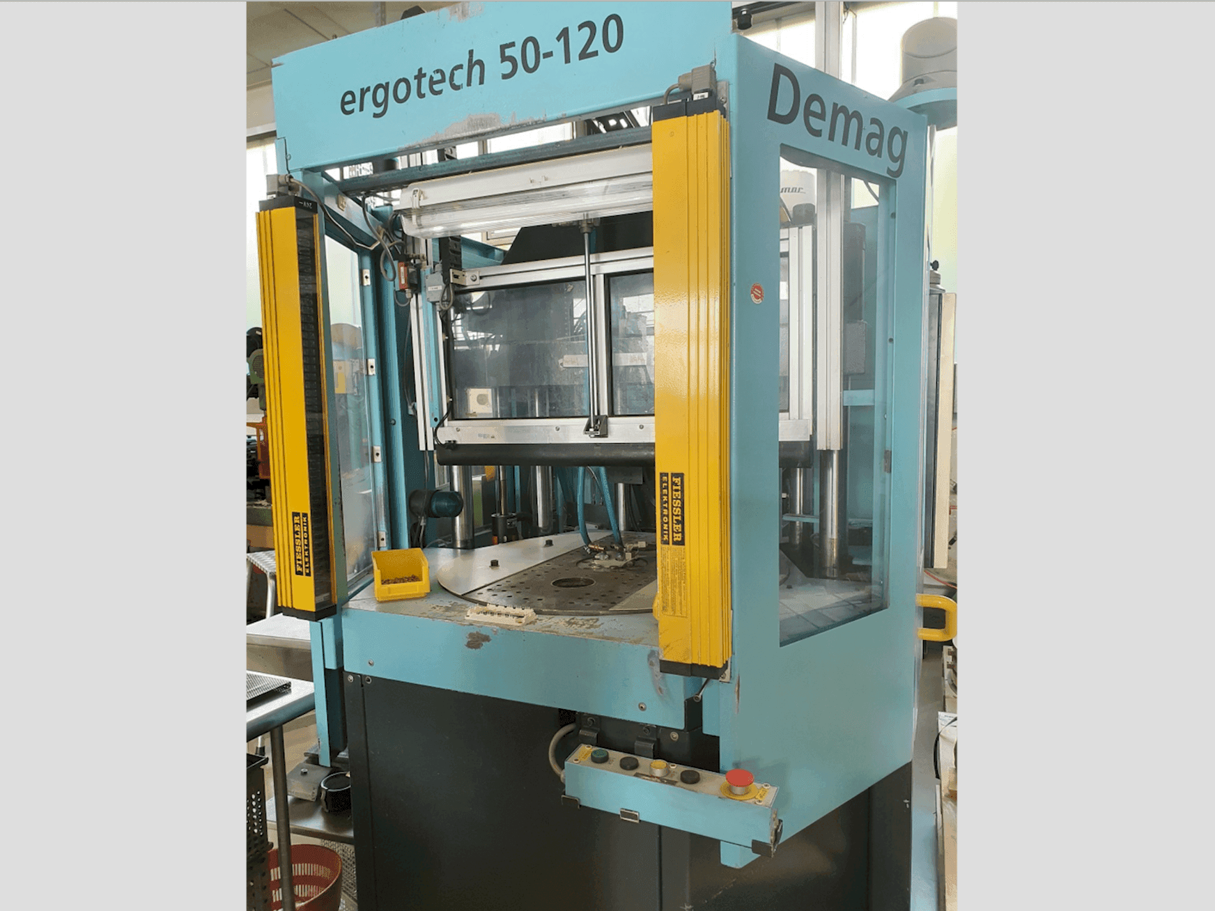 Prikaz  stroja DEMAG Ergotech 50-120  sprijeda