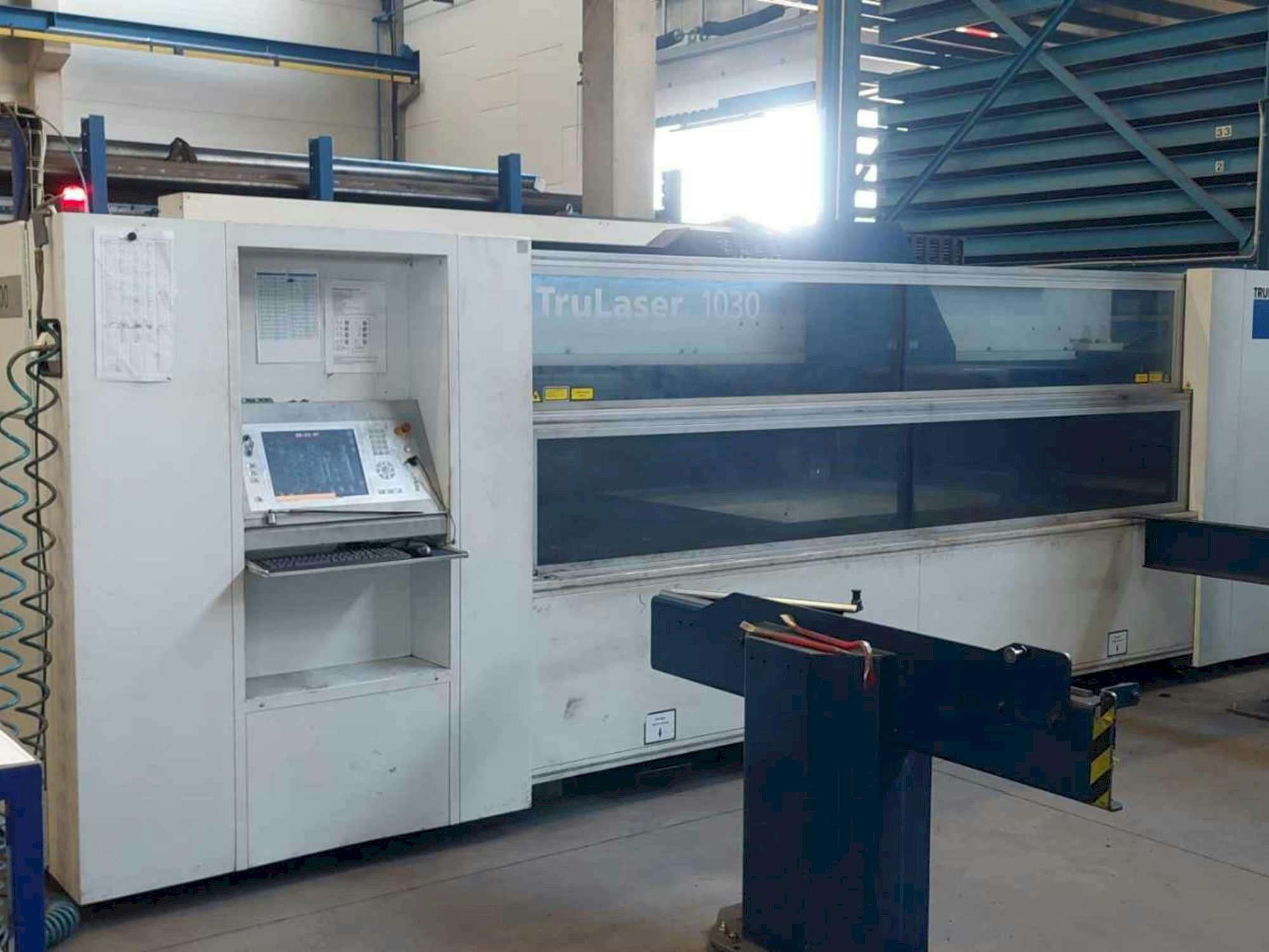 Prikaz  stroja Trumpf TruLaser 1030  sprijeda