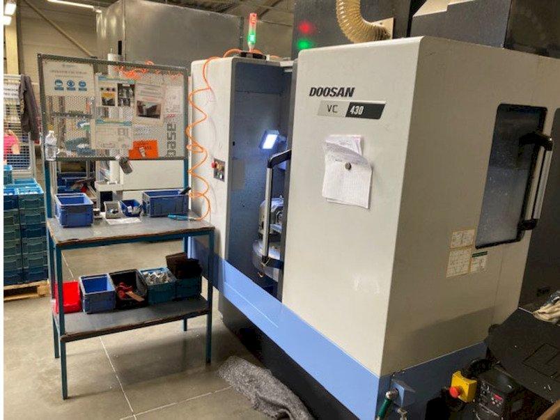 Prikaz  stroja Doosan VC 430  sprijeda