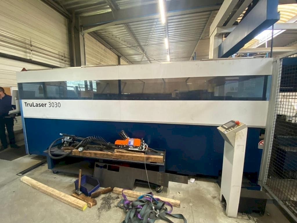 Prikaz  stroja Trumpf Trulaser 3030 L20  sprijeda