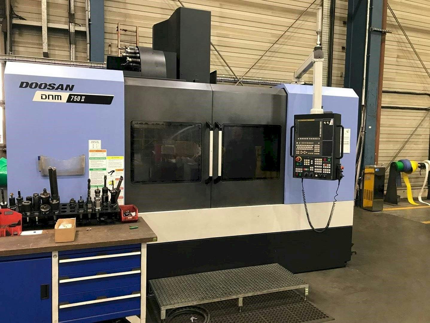 Prikaz  stroja Doosan DNM 750 II  sprijeda