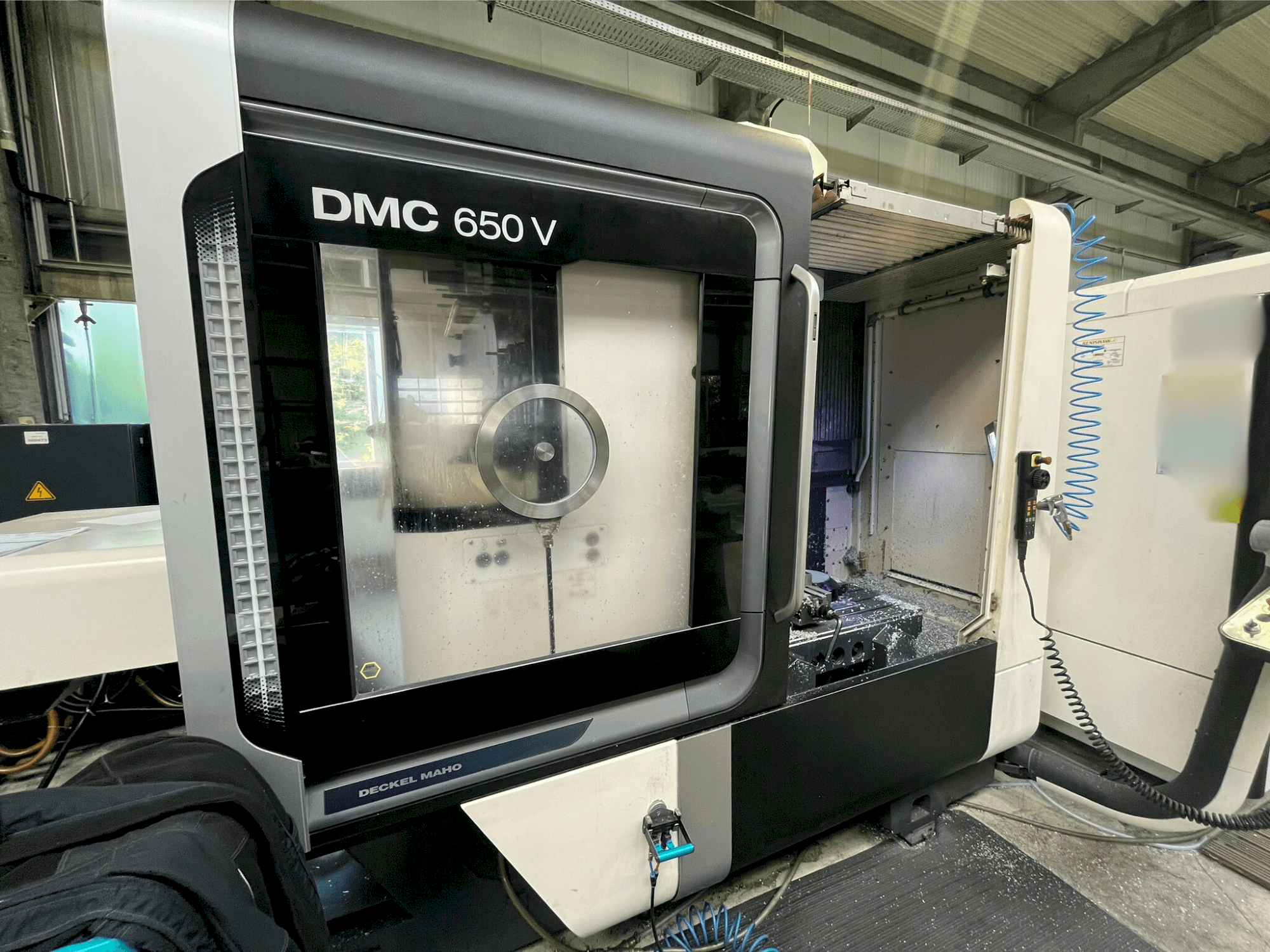 Prikaz  stroja DMG MORI DMC 650 V  sprijeda