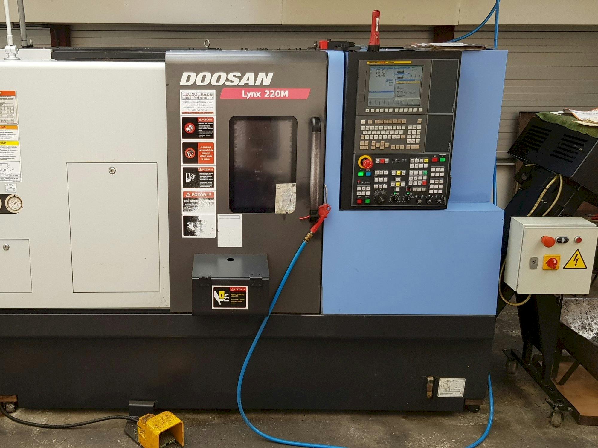 Prikaz  stroja Doosan Lynx 220 MA  sprijeda