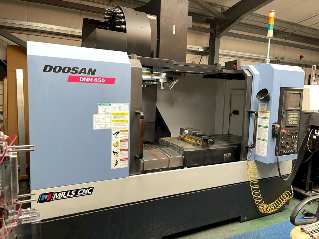 Prikaz  stroja Doosan DNM 650  sprijeda