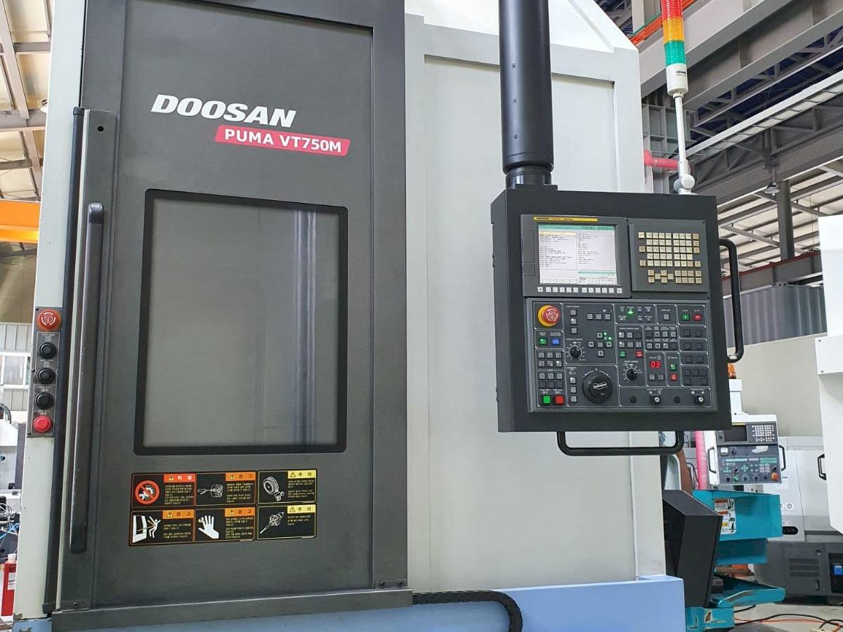 Prikaz  stroja Doosan Puma VT750M  sprijeda