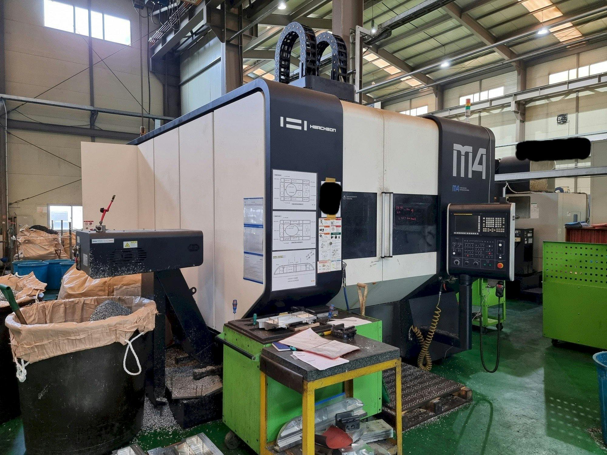 Prikaz  stroja HWACHEON M4-5AX  sprijeda