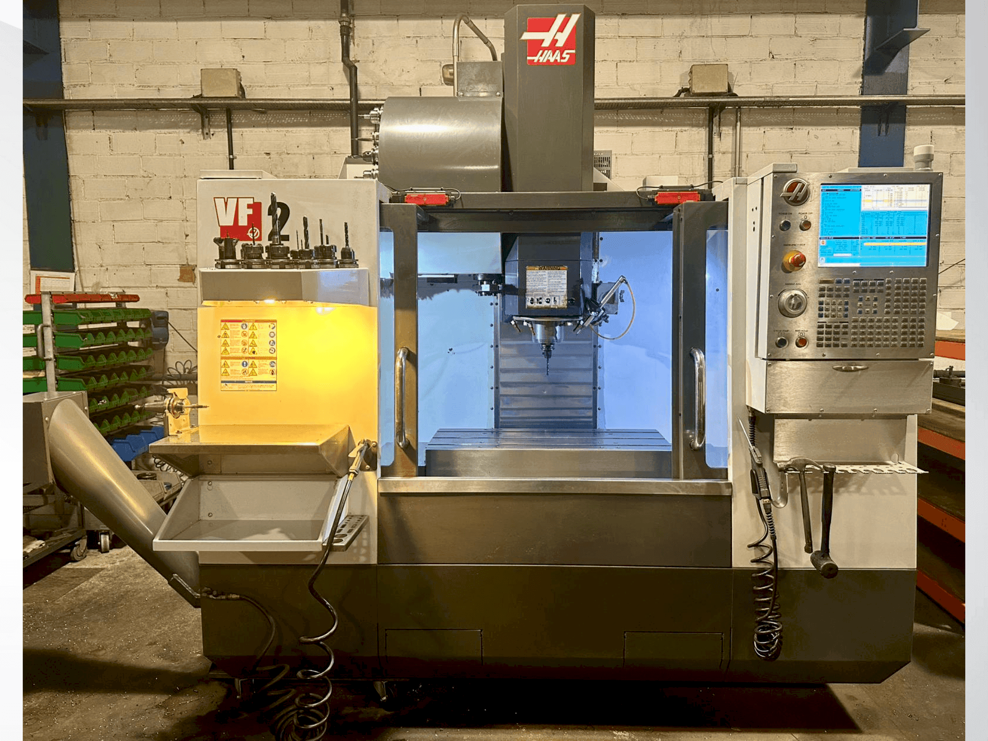 Prikaz  stroja HAAS VF-2  sprijeda