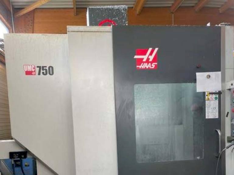 Prikaz  stroja HAAS UMC 750 S  sprijeda