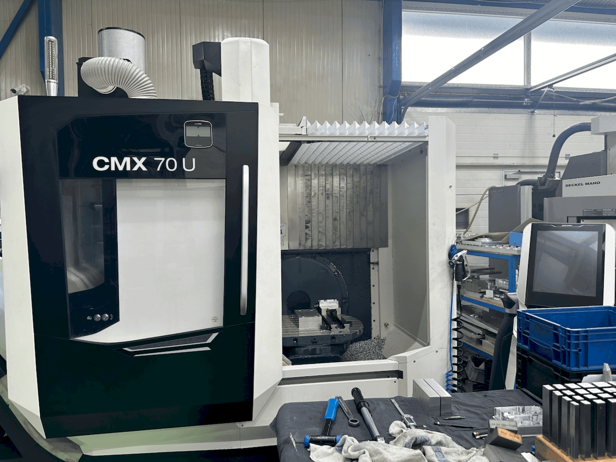 Prikaz  stroja DMG MORI CMX 70 U  sprijeda