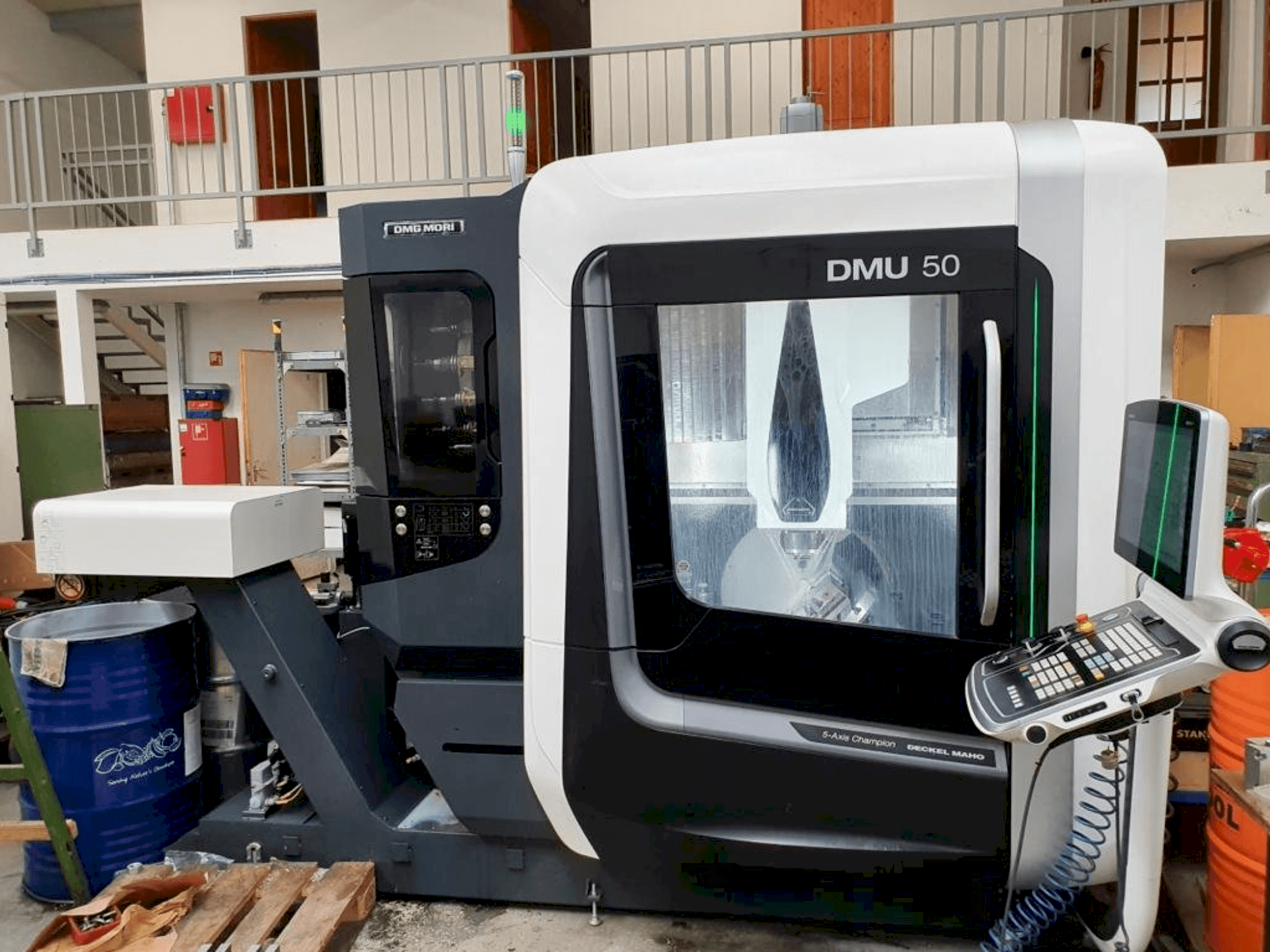 Prikaz  stroja DMG MORI DMU 50  sprijeda