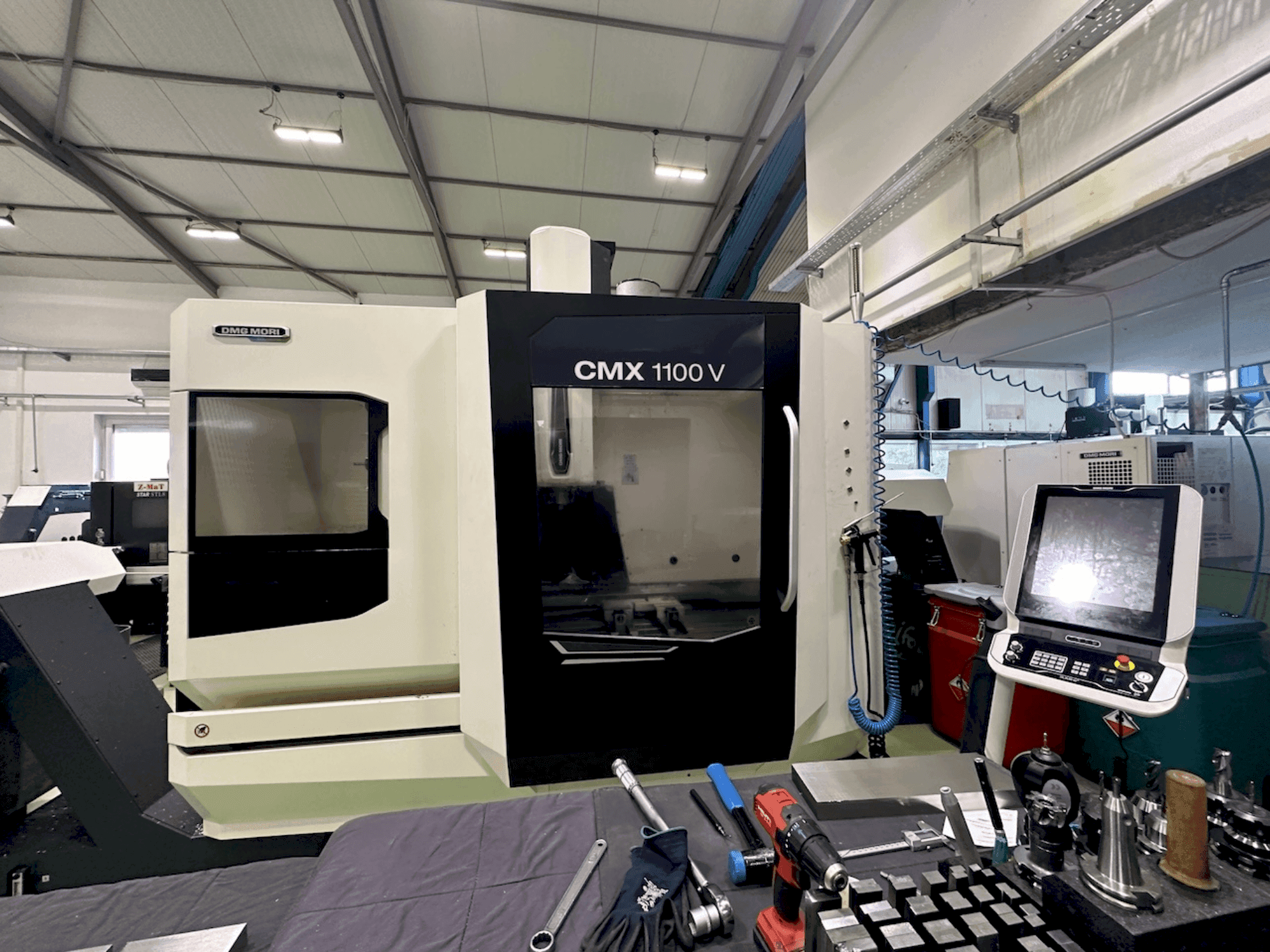 Prikaz  stroja DMG MORI CMX 1100 V  sprijeda