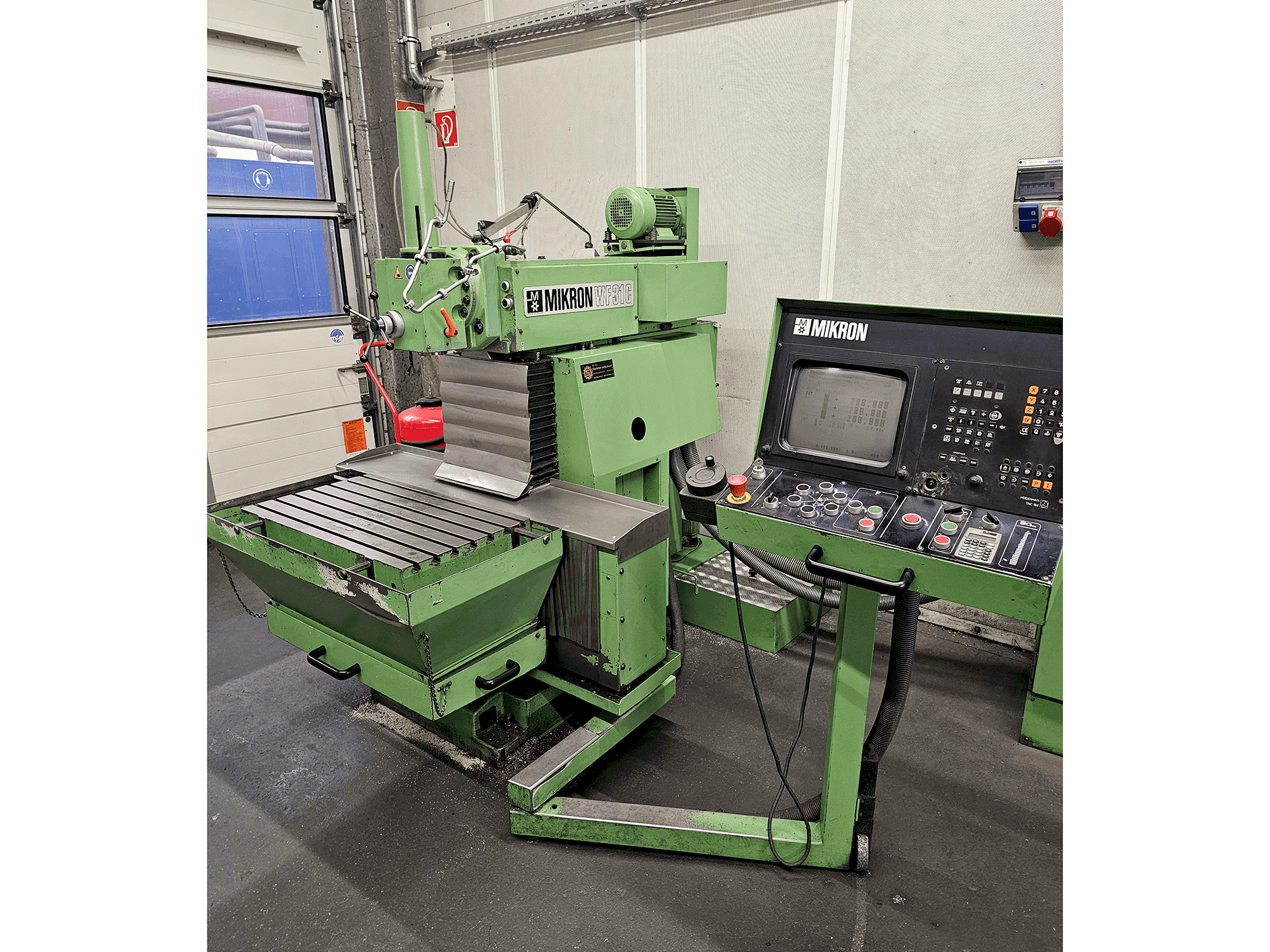 Prikaz  stroja MIKRON WF-31C  sprijeda