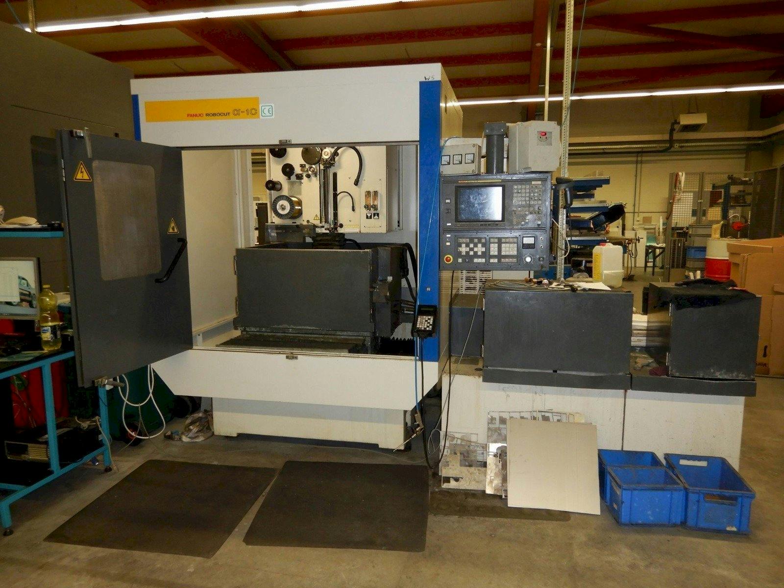 Prikaz  stroja FANUC ROBOCUT ALPHA 1C  sprijeda