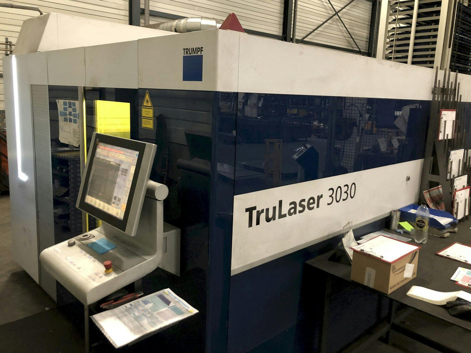 Prikaz  stroja Trumpf TruLaser 3030 fiber  sprijeda