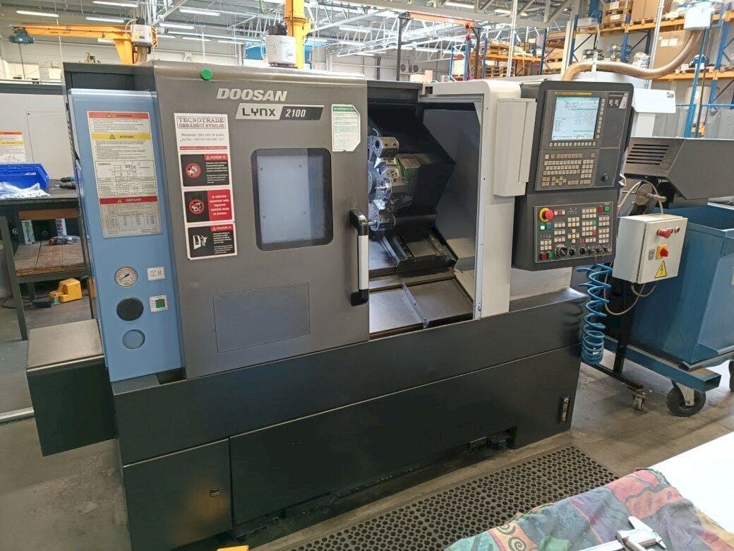 Prikaz  stroja DOOSAN Lynx 2100A  sprijeda