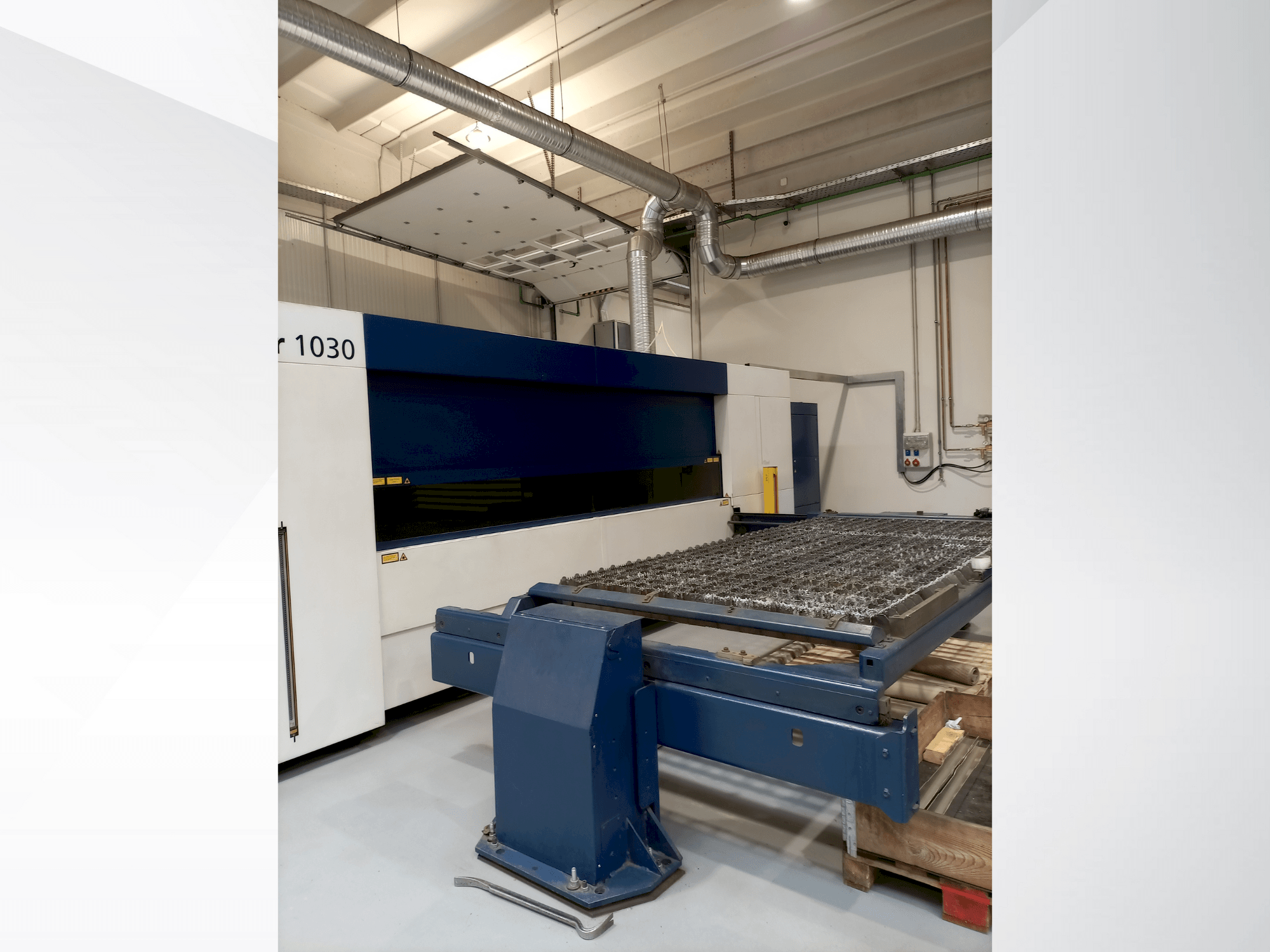 Prikaz  stroja TRUMPF TruLaser 1030  sprijeda