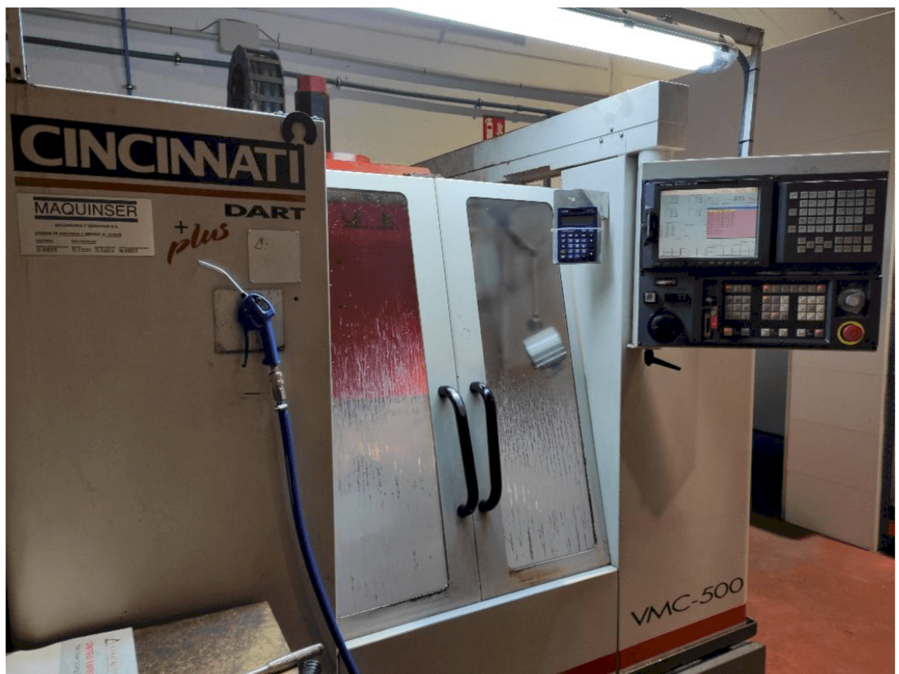 Prikaz  stroja Cincinnati Dart Plus VMC-500  sprijeda