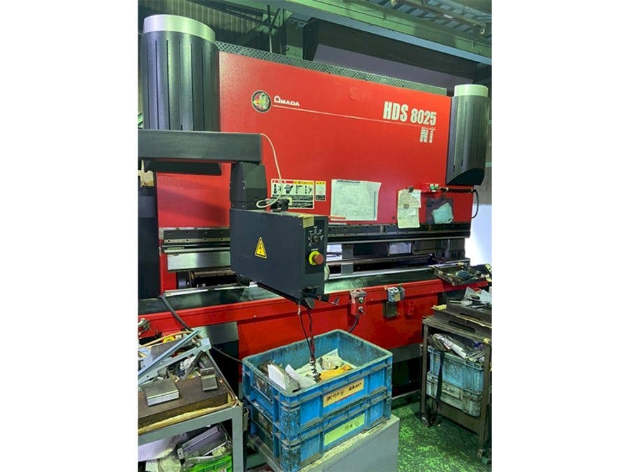 Prikaz lijeve strane  stroja AMADA HDS 8025 NT