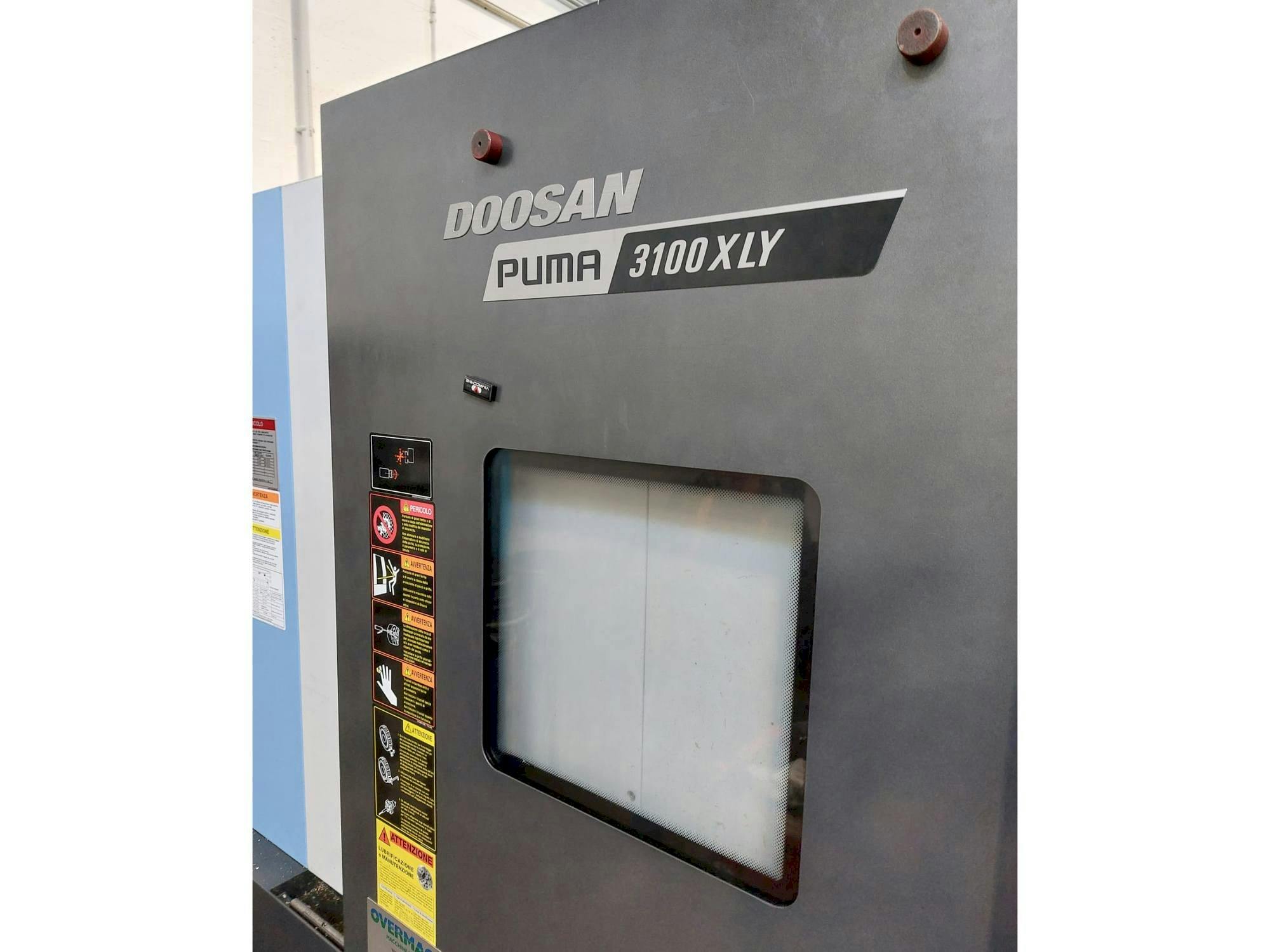 Prikaz  stroja DOOSAN Puma 3100LY  sprijeda