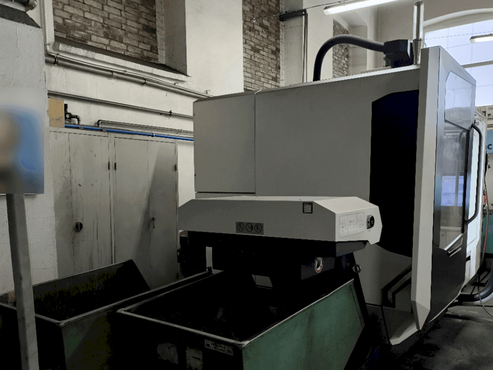 Prikaz  stroja DMG MORI CMX 70U  sprijeda