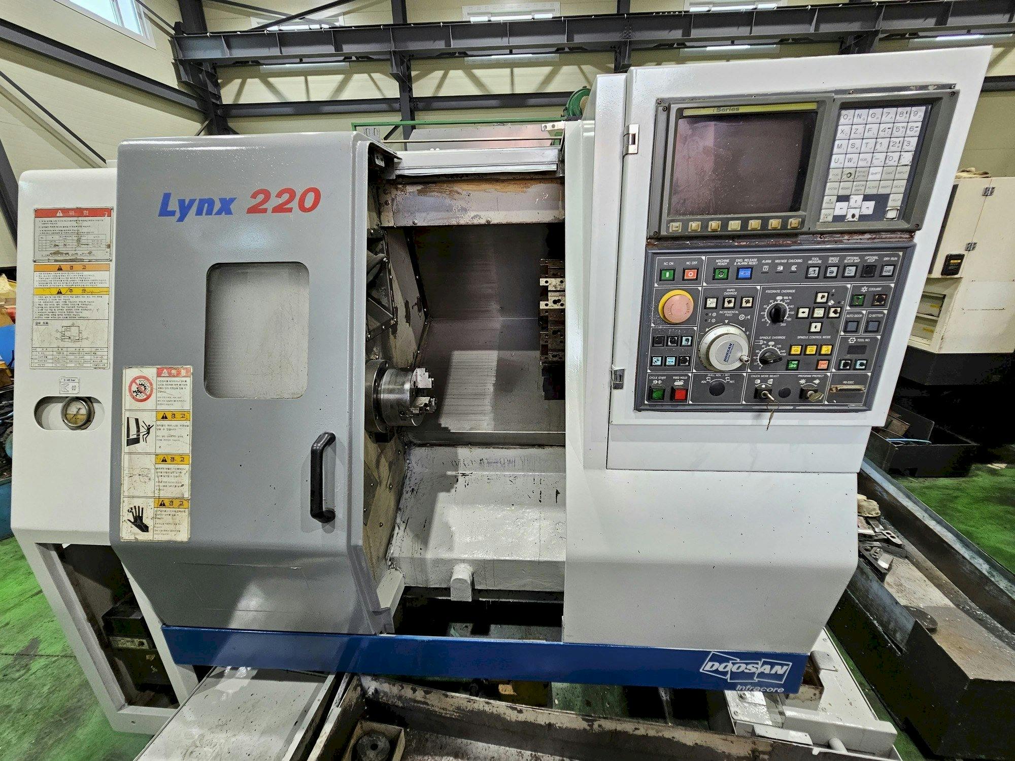 Prikaz  stroja Doosan Lynx 220A  sprijeda