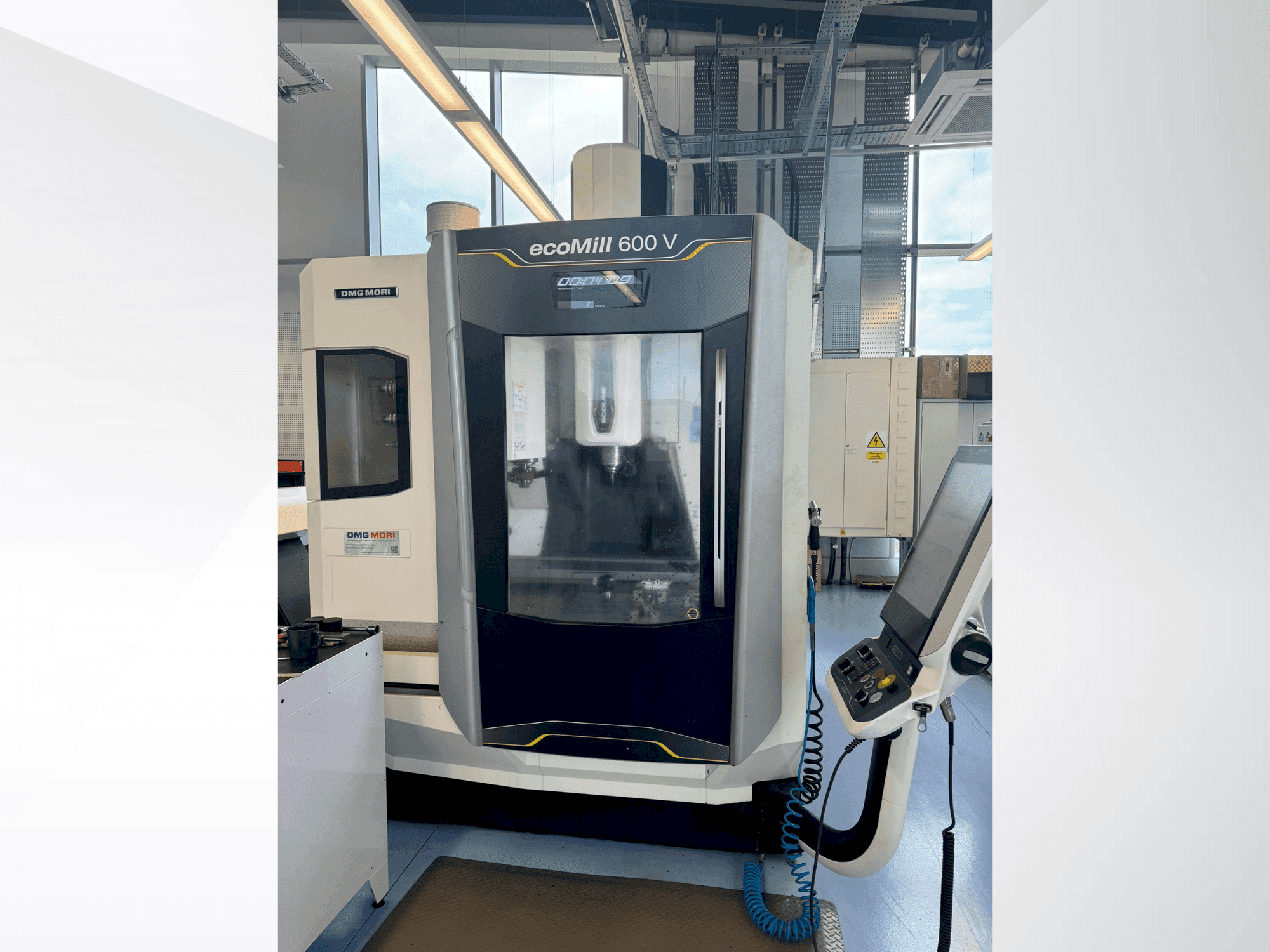 Prikaz  stroja DMG MORI ecoMILL 600V  sprijeda