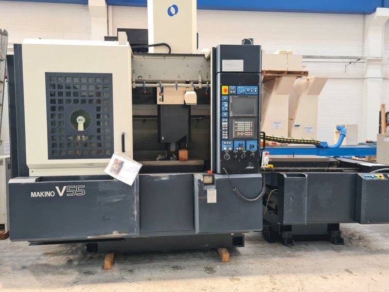 Prikaz  stroja Makino V55  sprijeda