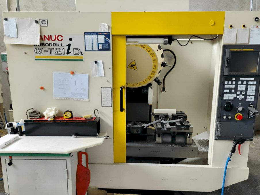 Prikaz  stroja FANUC Robodrill Alpha T21iD  sprijeda