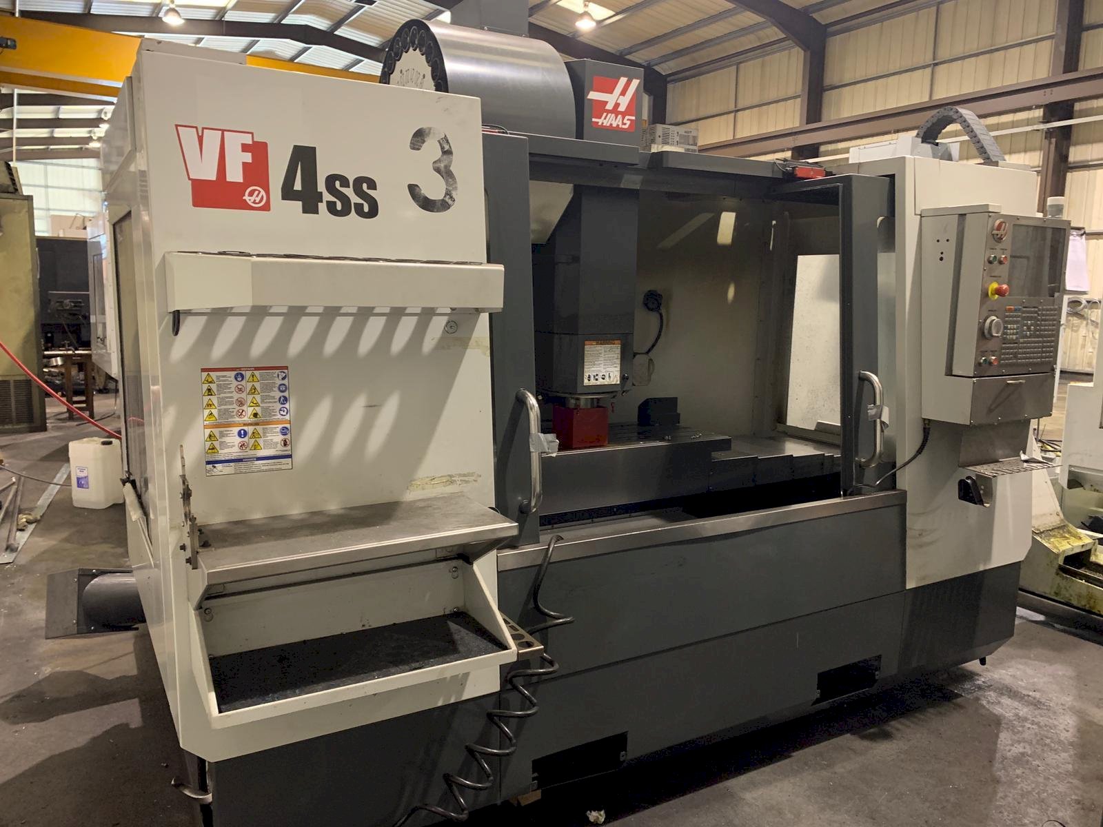 Prikaz  stroja HAAS VF-4SS  sprijeda