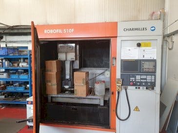 Prikaz  stroja CHARMILLES Robofil 510F  sprijeda