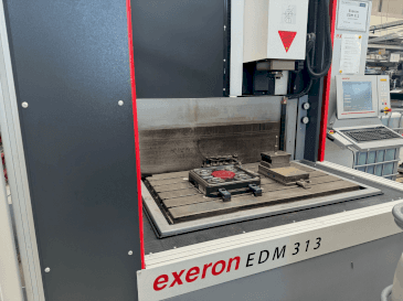 Prikaz  stroja Exeron EDM 313  sprijeda