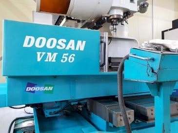 Prikaz  stroja Doosan VM56  sprijeda