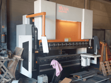 Prikaz  stroja VARTEK BasicForm 2600 / 135 CNC  sprijeda