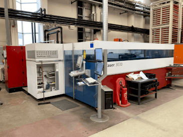 Prikaz  stroja TRUMPF TruLaser 3030  sprijeda