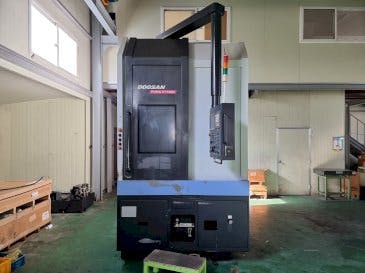 Prikaz  stroja Doosan Puma VT750M  sprijeda