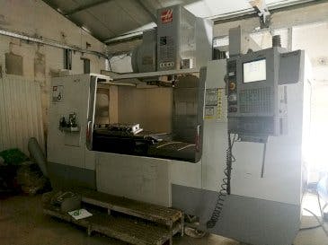 Prikaz  stroja HAAS VF-6B/40HE sprijeda