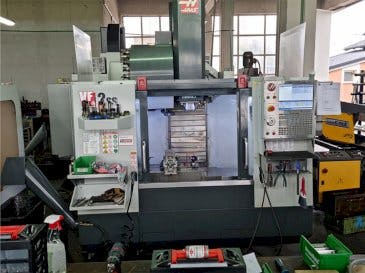 Prikaz  stroja HAAS VF-2SS  sprijeda