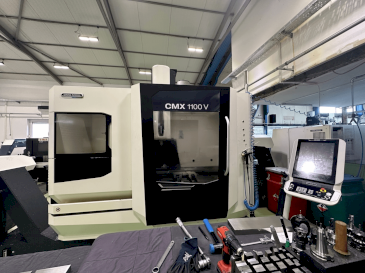 Prikaz  stroja DMG MORI CMX 1100 V  sprijeda