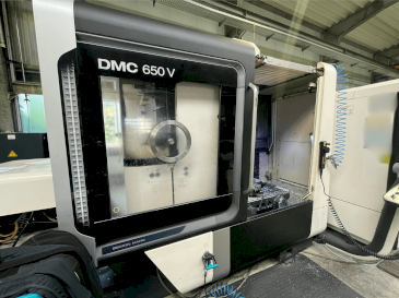 Prikaz  stroja DMG MORI DMC 650 V  sprijeda