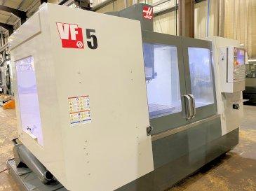 Prikaz  stroja HAAS VF-5  sprijeda