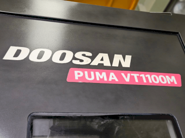 Prikaz  stroja DOOSAN VT1100M  sprijeda