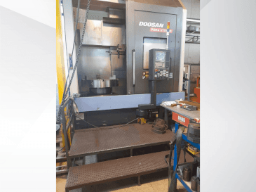 Prikaz  stroja DOOSAN VT1100M  sprijeda