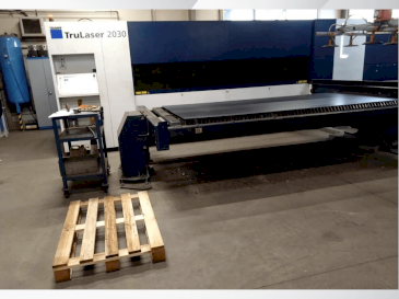 Prikaz  stroja TRUMPF TruLaser 2030 Fiber  sprijeda