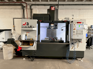 Prikaz  stroja HAAS VF-3  sprijeda