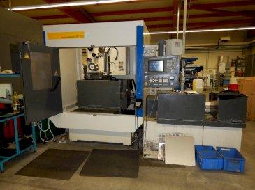 Prikaz  stroja FANUC ROBOCUT ALPHA 1C  sprijeda