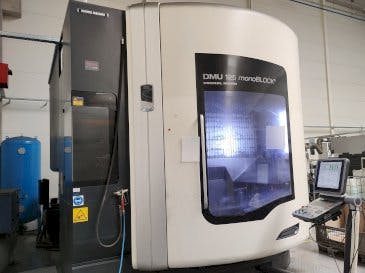 Prikaz  stroja DMG MORI DMU125 monoBLOCK  sprijeda